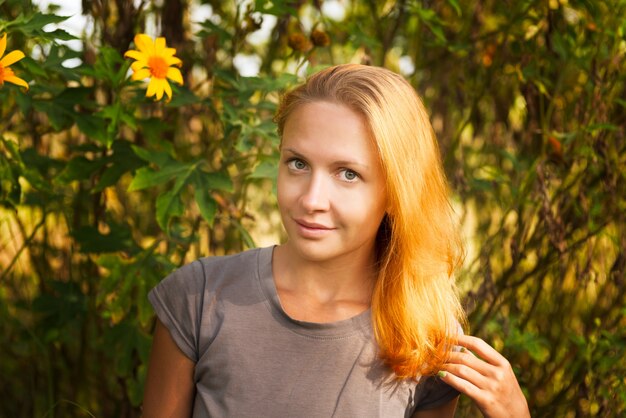 Rote Frau mit gelben Blumen