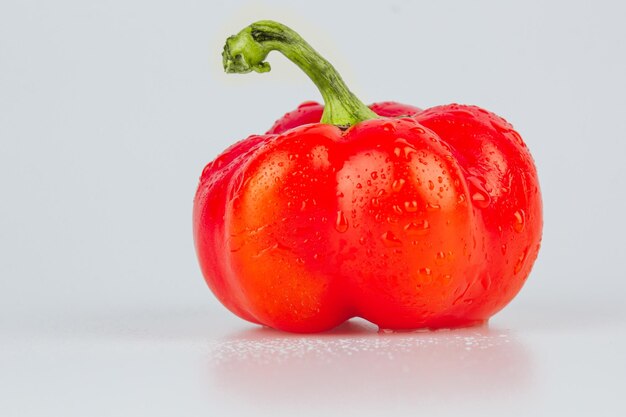 Rote frische Paprika Paprika isoliert mit Wassertropfen auf weißem Hintergrund Frische reife bunte Paprika als Hintergrund hautnah