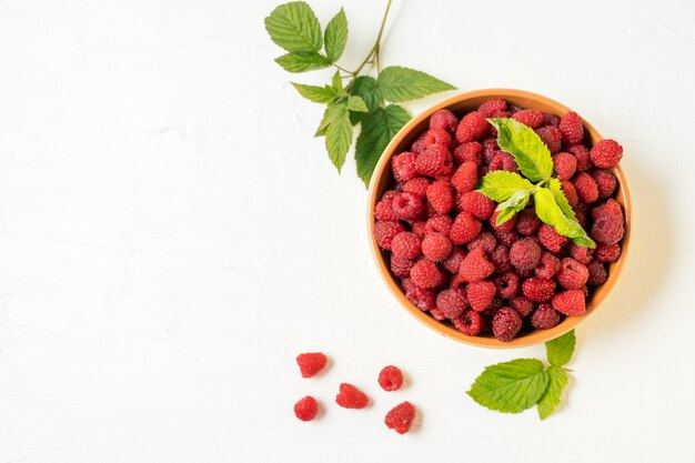 Rote frische reife Himbeere in einer Schüssel. Sommer-Konzept.