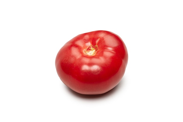 Rote frische Tomate isoliert auf weißem Hintergrund