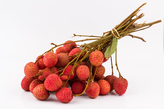 Foto rote frucht der frischen litschi auf einem weißen hintergrund