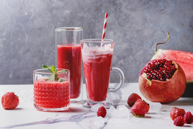 Rote Fruchtcocktails oder Smoothies
