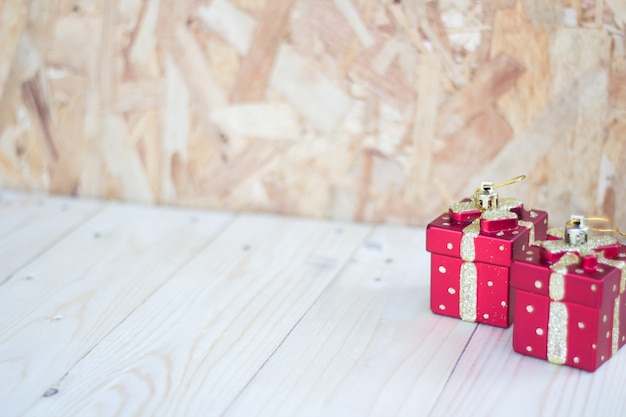 Rote Geschenkbox auf Holztisch