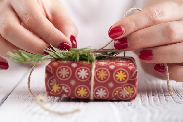 Rote Geschenkbox in den weiblichen Händen