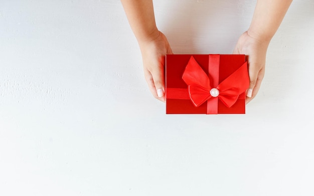 Rote Geschenkbox in der Hand