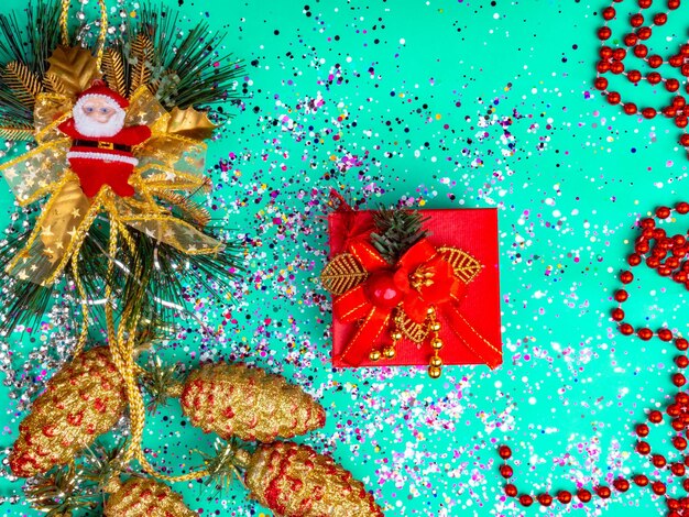 Rote Geschenkbox in trendigen mintgrünen Farbtönen Flacher Hintergrund Festliches Konzept Getönter Selektiver Fokus