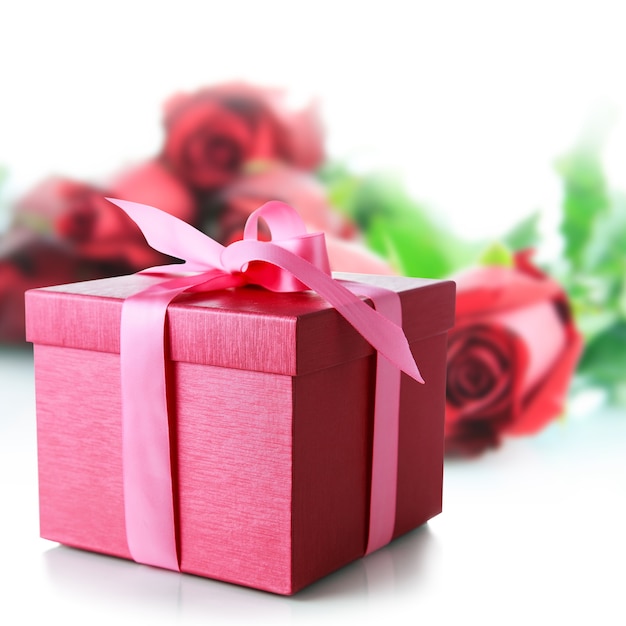 Rote Geschenkbox mit roter Rose