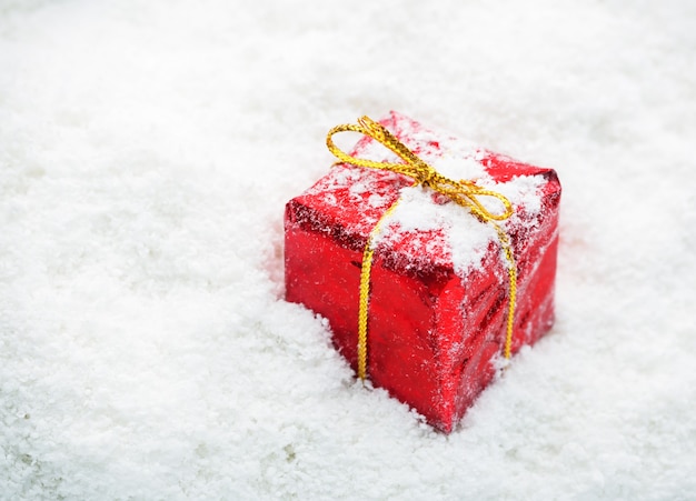 Rote Geschenkboxen mit weißem Schneeschuss