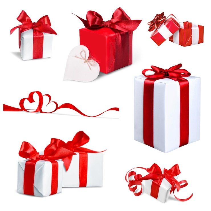 Foto rote geschenkkiste und herz mit platz für text auf weißem holzhintergrund