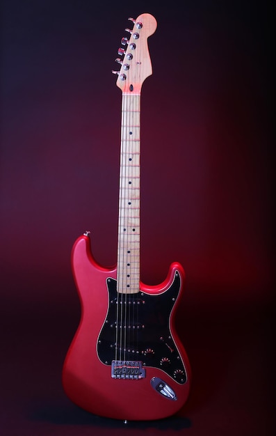 Rote Gitarre auf dunklem Hintergrund