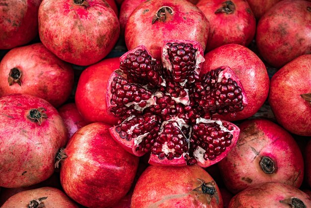 Rote Granatapfelfrucht am Straßenmarkt Gruppe Granatäpfel