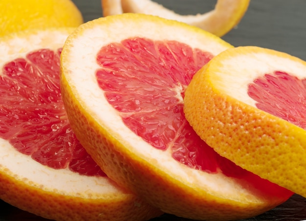 Rote Grapefruit mit Orangenschale