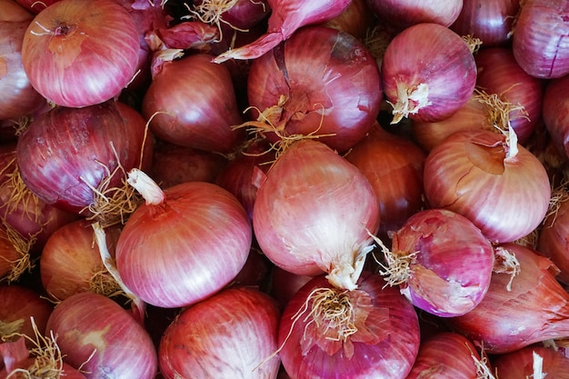 Rote griechische Zwiebel im Gemüseladen