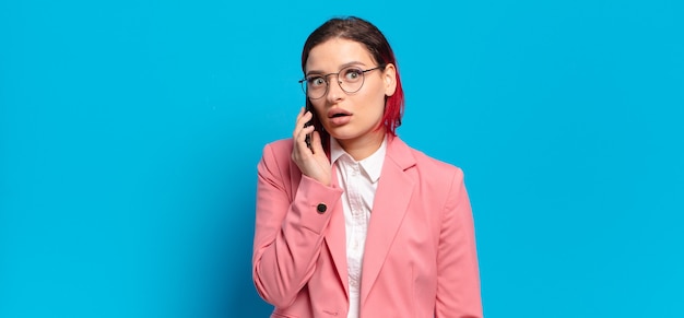 Rote Haare coole Frau mit einem Smartphone