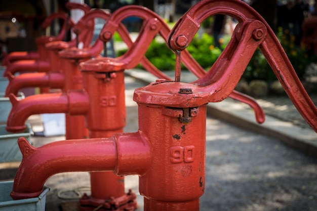 Rote Handwasserpumpen