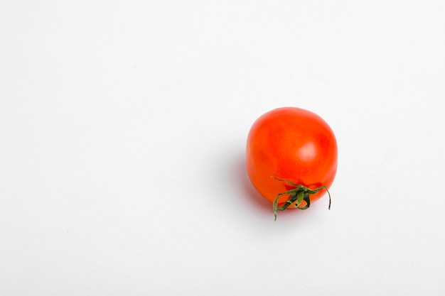 Rote, helle, saftige, frische Tomaten isoliert