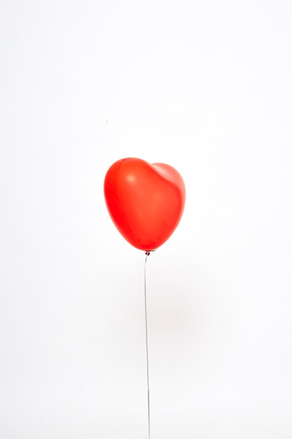 rote Herz Ballons auf einem weißen