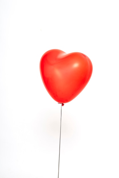 rote Herz Ballons auf einem weißen