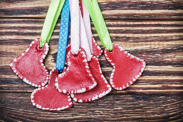 Rote Herzen auf einem Holztisch