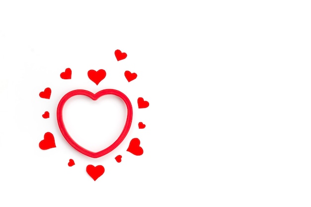 Rote Herzen auf einem weißen Hintergrund für Valentinstag.