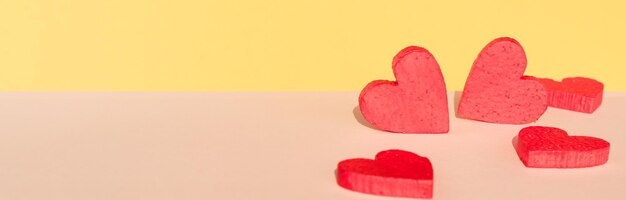 Rote Herzen auf farbigem Hintergrund Valentinstag Hintergrund