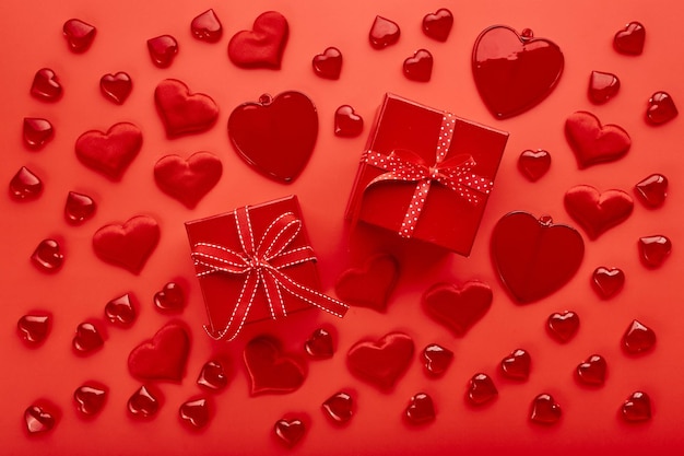 Foto rote herzen auf rotem hintergrund romantischer hintergrund zum valentinstag