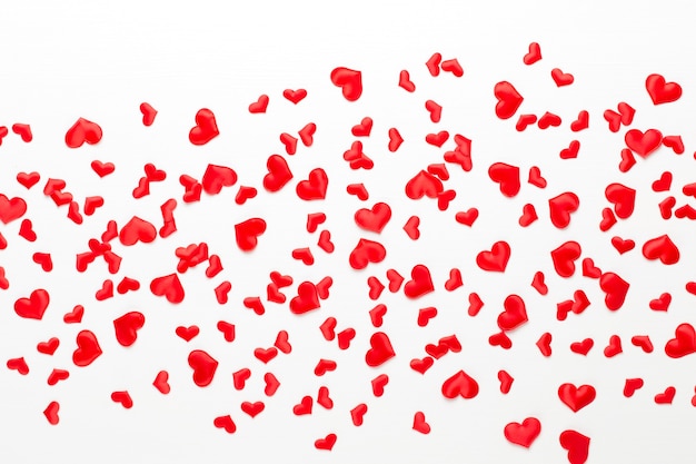 Rote Herzen des Valentinstaghintergrundes auf hölzernem Hintergrund. Grußkarte.