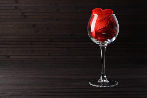 Rote Herzen in einem Glas