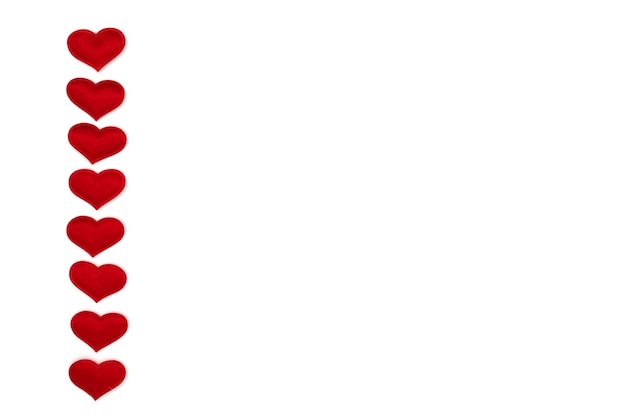 Rote Herzen lokalisiert auf weißem Kopienraum für Text