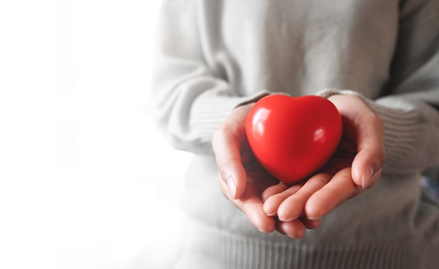 Rote Herzen mit liebevollen und fürsorglichen Erwachsenen.