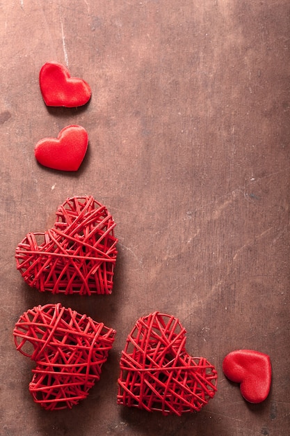 Rote Herzen über hölzernem Hintergrund für Valentinstag