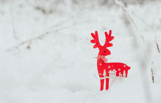 Rote hölzerne Weihnachtsrotwild im Schnee