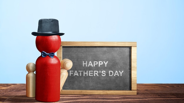 Rote Holzpuppe mit schwarzem Hut und Fliege mit einer Nachricht zum Glück am Vatertag