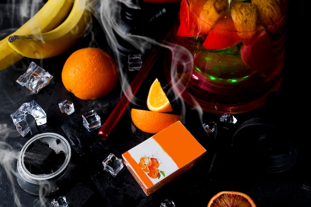 Foto rote huka mit orange und mit einer schachtel tabak