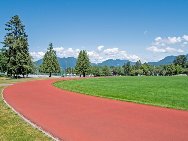 Rote Joggingstrecke des Freizeitstadions an einem hellen sonnigen Tag