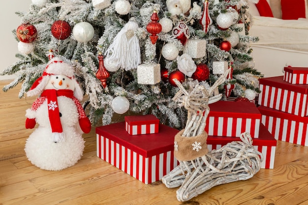 Rote Kästen mit Geschenken Weihnachtsbaum mit weißen und roten Dekorationen