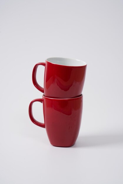 Rote Kaffee- oder Teebecher aus Keramik auf weißem Hintergrund