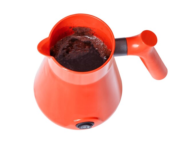 Foto rote kaffeemaschine türke isoliert auf weißem hintergrund kochen beliebtes getränk zum frühstück und haushaltsgeräte