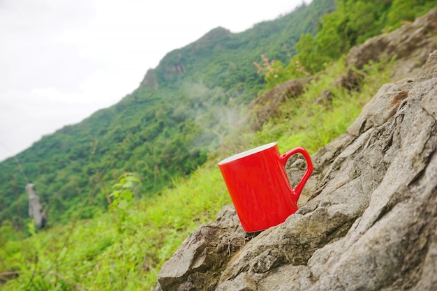 Foto rote kaffeetasse auf naturhintergrund