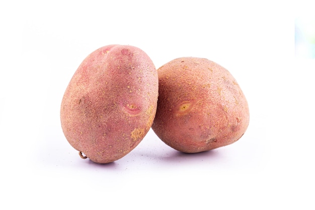 Rote Kartoffeln auf weißem Hintergrund