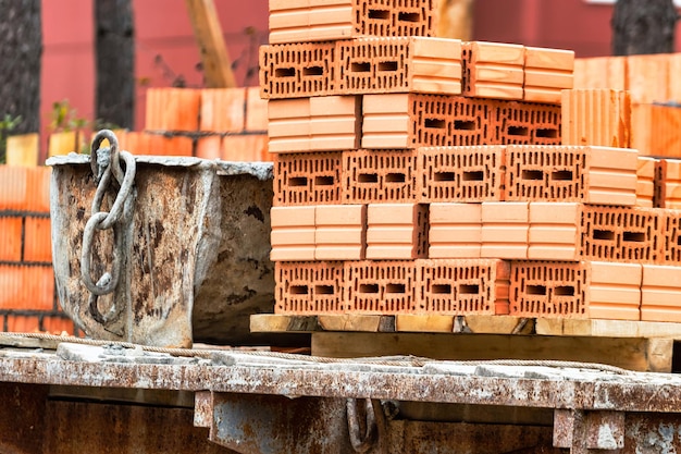 Rote Keramikziegel auf der Baustelle Keramoblock Hohlziegel Bau eines Gebäudes aus rotem Backstein Nahaufnahme Material für den Bau von Wänden und Trennwänden