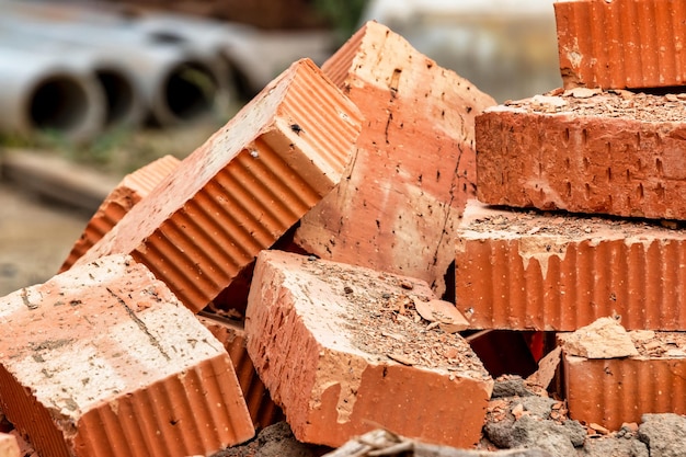 Rote Keramikziegel auf der Baustelle Keramoblock Hohlziegel Bau eines Gebäudes aus rotem Backstein Nahaufnahme Material für den Bau von Wänden und Trennwänden