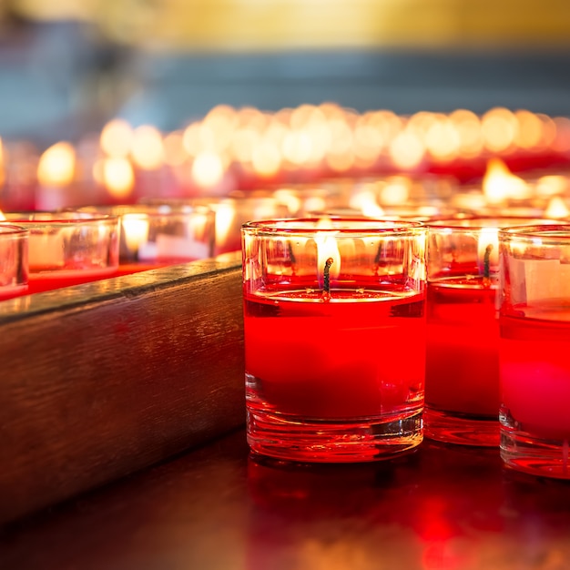 Rote Kerze entzündet ein Feuer in Glas