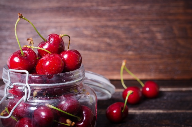 Rote Kirschen im Glas. Sonniges Sommer- und Erntekonzept. Kirsche Makro.