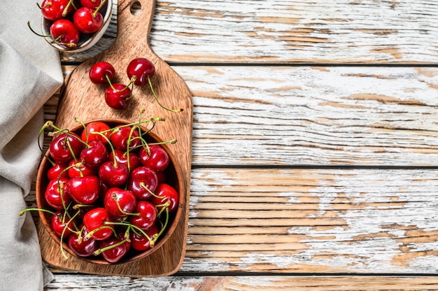 Rote Kirschen in einer Holzschale