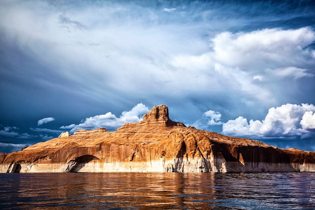 Rote Klippen spiegelten sich im Wasser des Sees Powell, USA