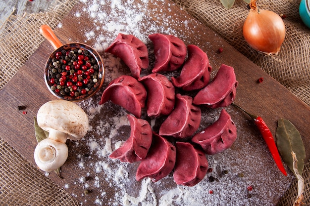 rote Knödel auf einem Holzbrett