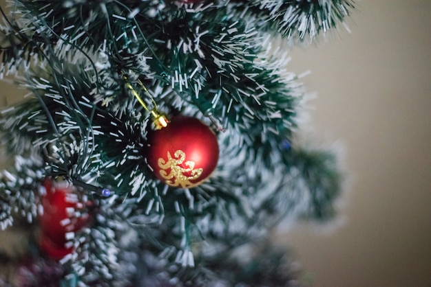 Rote Kugel mit Goldenem auf Weihnachtsbaum