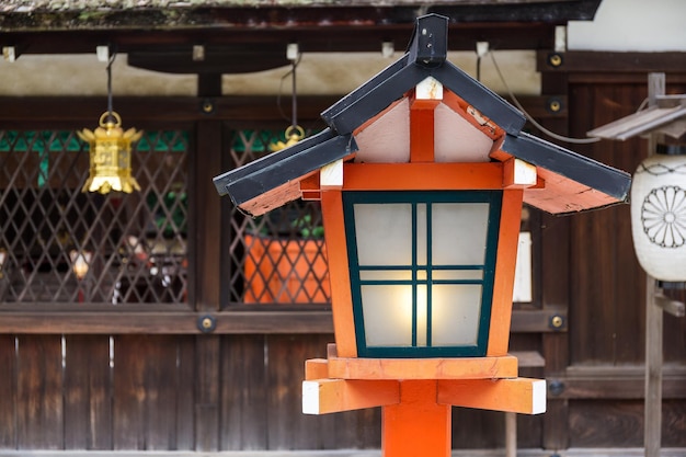 Rote Laterne im traditionellen japanischen Tempel