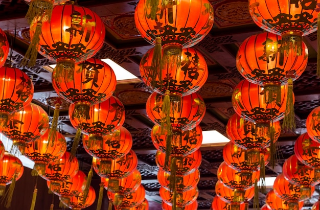Rote Laternen mit feiernder Formulierung im chinesischen Neujahrsfest